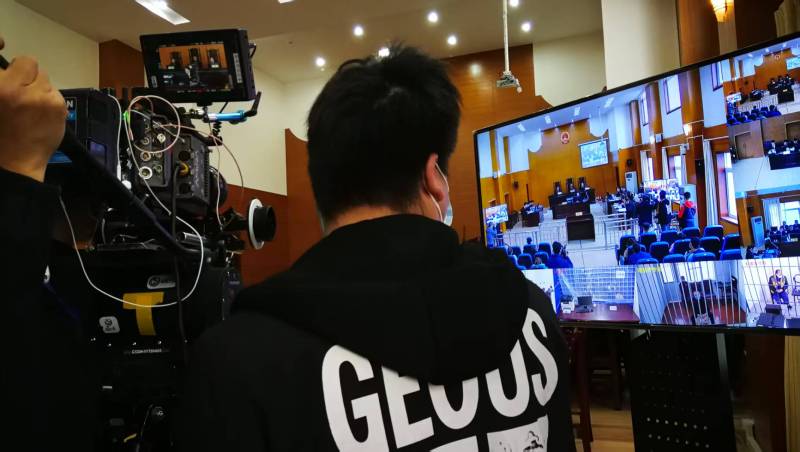 AI生成VS人工创意——甘洛县广告片拍摄公司的技术浪漫主义实践